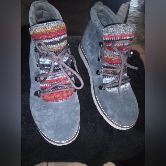 Skechers Gray and Red Lace Up Boots with Suede Finish - Picture 7 of 9